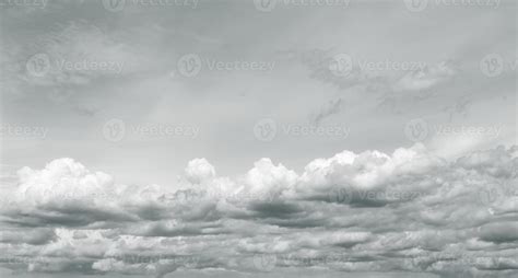 vista panorámica del cielo nublado. cielo gris dramático y nubes blancas antes de la lluvia en ...