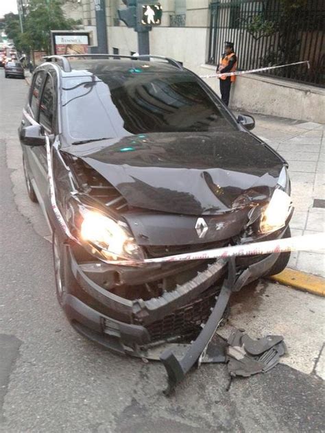 Chocaron dos autos en Avenida Alvear y Callao y uno se incrustó en una reja