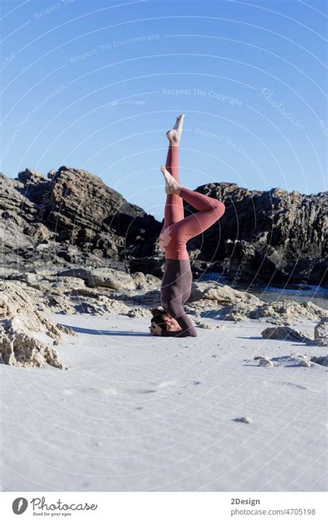 Junge Frau Meditiert In Lotus Pose Am Strand In Der N He Des Meeres Bei