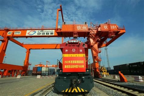 每日一词海铁联运班列 rail sea intermodal train Chinadaily cn