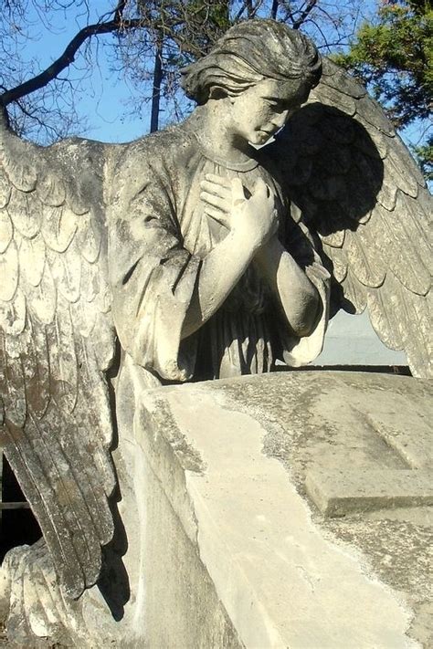 Der Traurige Engel Statue In Zentralfriedhof In Sanok 7 512769