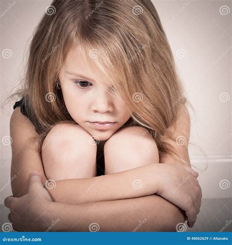 Portrait De Petite Fille Blonde Triste Image Stock Image Du Enfance