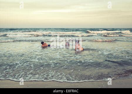 Enfant Jouant Sur La Plage De L Oc An Les Enfants Sautent Dans Les