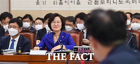 Tf사진관 추미애 여당 의원들과 여유 있는 웃음 포토 기사 더팩트