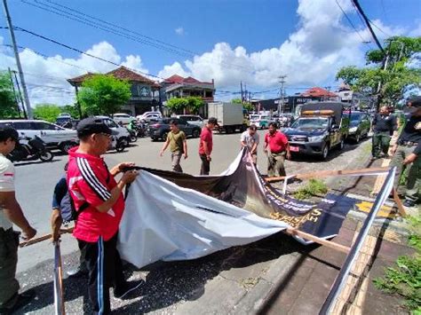 Masa Pasang Habis Spanduk Banner Dan Baliho Dibongkar Paksa Satpol