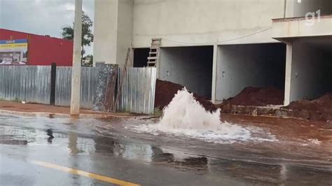 Vazamento Em Tubulação Vira Chafariz Alaga Rua E Reparo Afeta