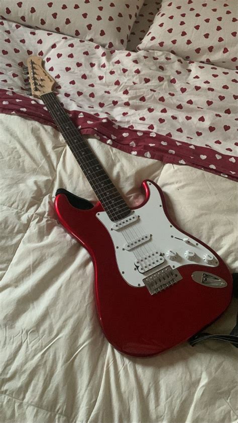 Red electric guitar – Artofit