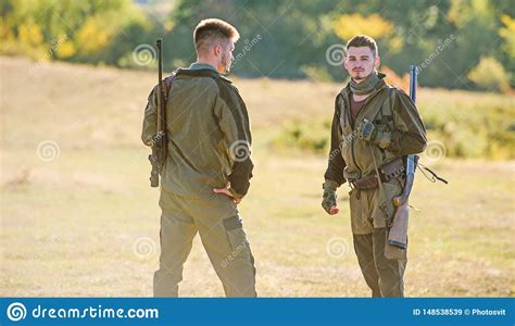 Cazadores Del Hombre Con El Arma Del Rifle Boot Camp Moda Del Uniforme