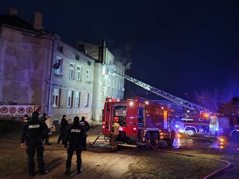 Pożar w kamienicy przy ul Łęgskiej W budynku nadal znajduje się pięć osób