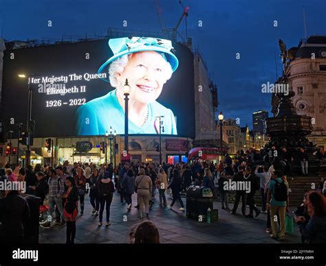 große Leinwand im Piccadilly Circus in London zeigt ein