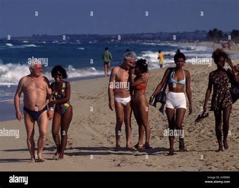 Las Prostitutas Cubanas En La Playa Con Los Turistas Europeos En La