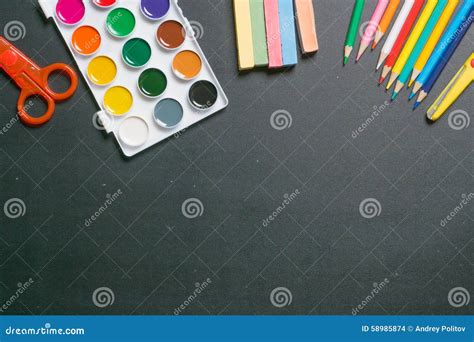 Farben Scheren Bleistifte Und Kreiden Auf Schwarzer Tafel 1 Stockfoto