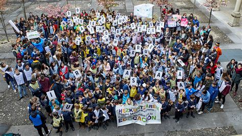 Unos Escolares Se Manifiestan En Pamplona Para Conseguir Un Mundo