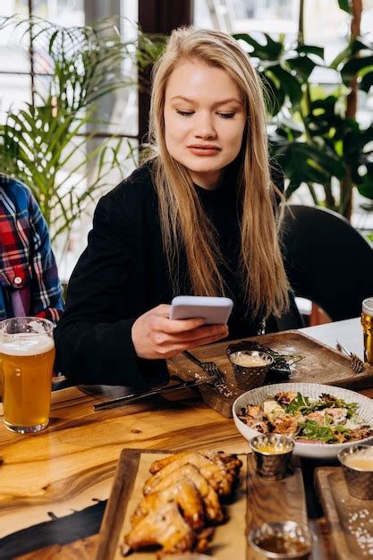 Mujer hermosa está haciendo una foto de la comida para las redes