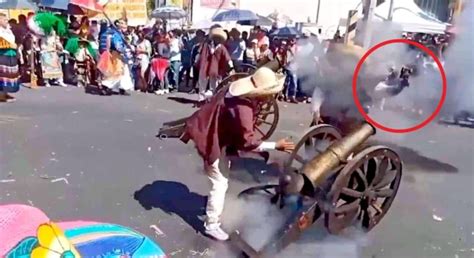 Video Ca N Le Explota En La Mano A Hombre En Carnaval De Puebla