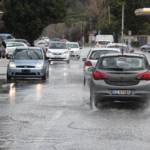 Ancora Maltempo A Palermo Crolla Il Soffitto Di Una Scuola Nessun