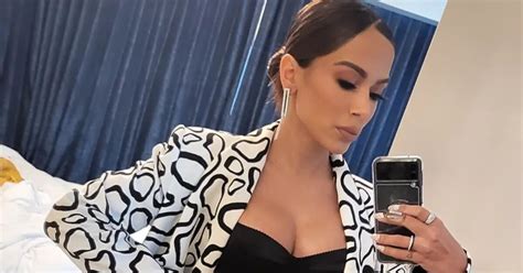 Anitta aposta em conjunto P B e sutiã grifado à mostra para premiação