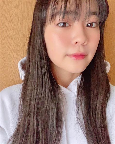 坂井仁香さんのインスタグラム写真 坂井仁香instagram「前髪が私にしては少し長め ︎ メイクだけしてて髪の毛何もしてないから