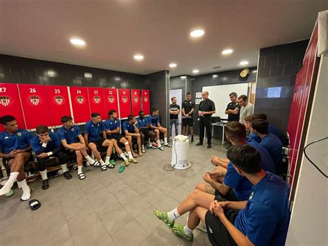 El capellán del Hércules visita al primer equipo Hércules de Alicante CF