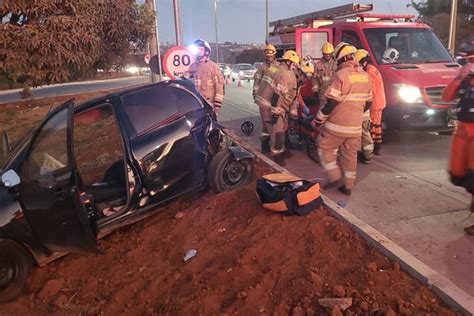 Carro Fica Destru Do Ap S Batida Nibus Na Estrutural Metr Poles