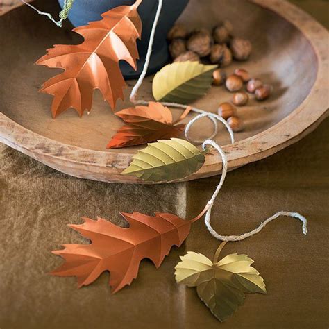 Une guirlande de feuilles en métal repoussé Guirlande de feuilles