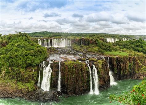 Paisaje Con Las Cascadas De Iguazu En La Argentina Una De Las Cascadas