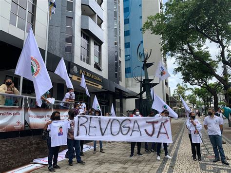 Parentes de vítimas e atingidos pela tragédia da Vale fazem protesto