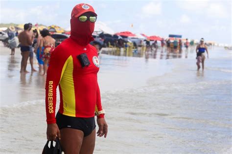 Bombeiros orientam banhistas sobre risco de contato água viva e