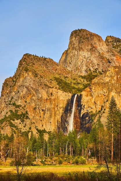 Premium Photo Yosemite Iconic Bridalveil Falls From Valley View At Sunset