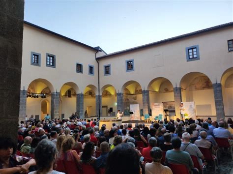 Bagno Di Folla Per Dacia Maraini A Velletri Libris Il Destino Delle