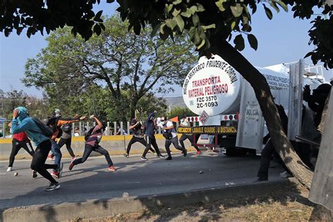 Plano Informativo On Twitter Estudiantes De Ayotzinapa Chocan Con