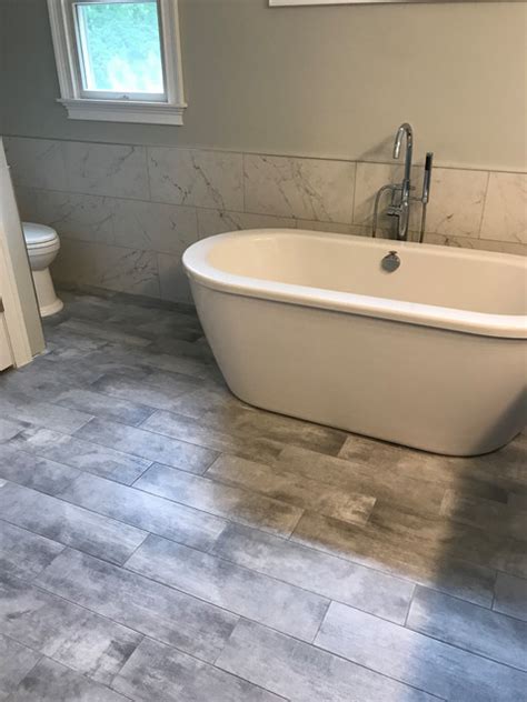 Carrara Half Walls With Porcelain Plank Tiles Classique Chic Salle