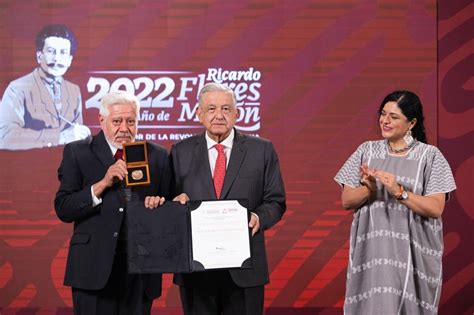 Entrega AMLO el Premio Nacional de Artes y Literatura 2021 a Óscar