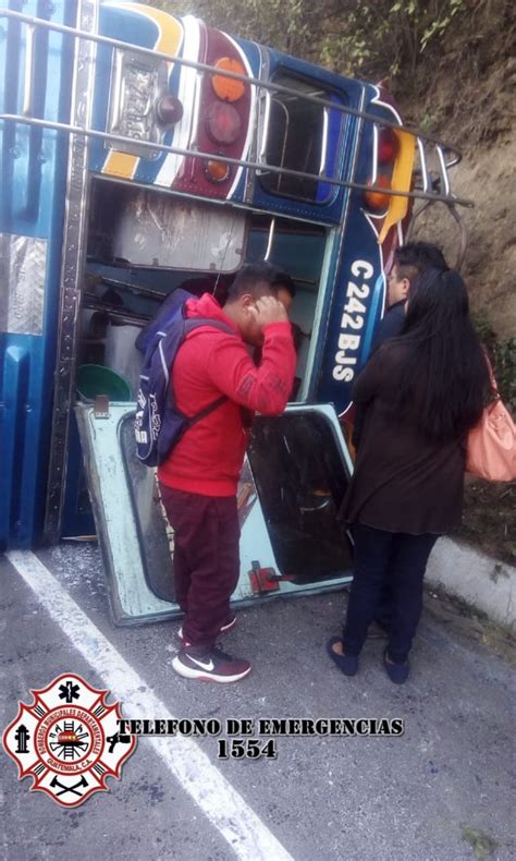 Siete pasajeros heridos al volcar autobús