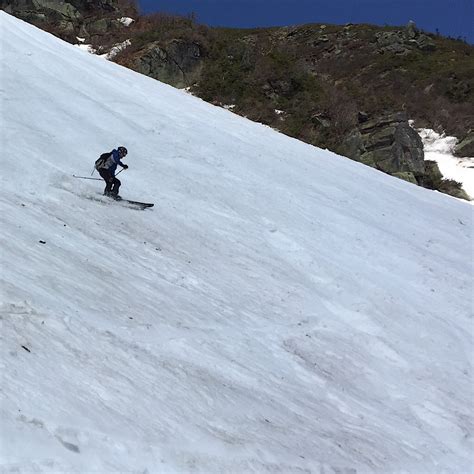 Skiing Tuckerman Ravine – Redline Guiding