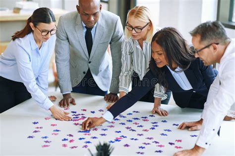 Diversas Equipes De Empresários Trabalhando Juntas Para Resolver Um