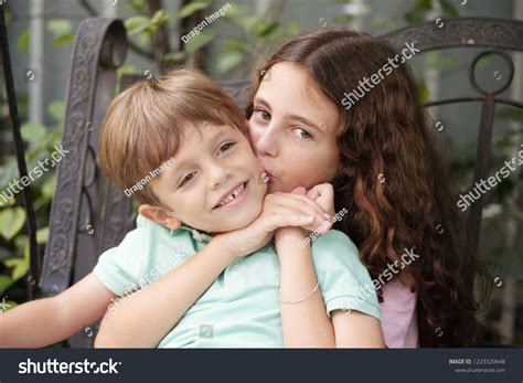 Teen Girl Kissing Her Little Brother Foto De Stock 1223320648 Shutterstock