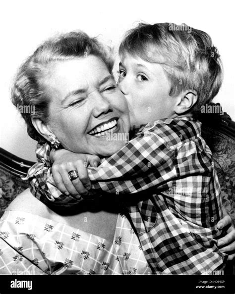 Jon Provost Besando A Su Madre Cecile Provost Abril De 1958 Fotografía De Stock Alamy