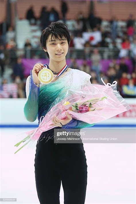 Yuzuru Hanyu Of Japan Poses During Senior Men S Medal Ceremony On Day