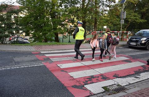 Bezpieczna droga do szkoły z policjantami z powiatu krakowskiego