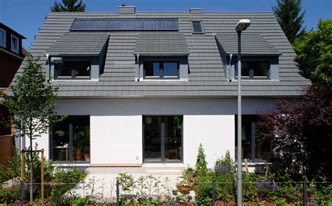 Zymara Loitzenbauer Giesecke Buntes Haus Zwischen Grauen Giebeln