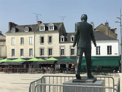 La Statue Chirac D Grad E Pendant Une Manifestation La Roche Sur Yon