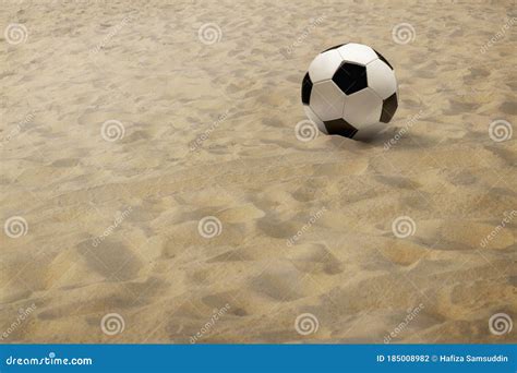 Bola De Futebol Na Areia Foto De Stock Imagem De Frente