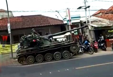 Tank Tempur TNI Lindas Motor Dan Gerobak Gorengan Pratama Media News