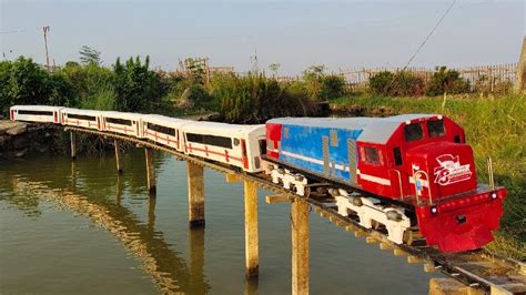 Kereta Api Panjang Rc Kai Anjlok Menabrak Mobil Truk Oleng Panjang