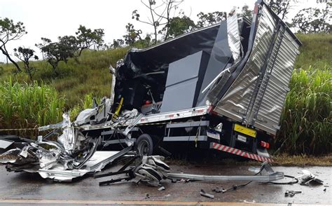 Caminhões batem de frente e um dos motoristas morre na BR 262 em