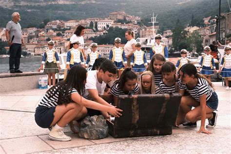 Fotograf Egulja Svom Gradu Poklonio Izlo Bu A Je A Va Bakru Tunera