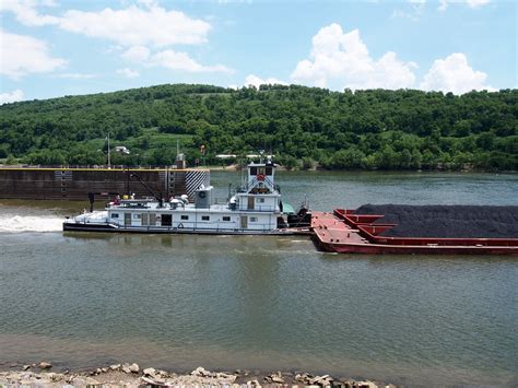 Towboat Enid Dibert Locks Through The New Cumberland Locks Flickr