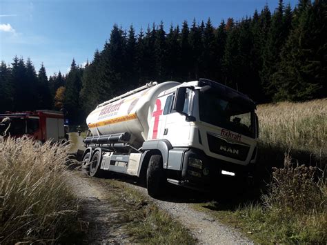 LKW Bergung auf einer Forststraße Nähe Brandhof Freiwillige Feuerwehr