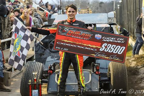 Jeff Daugherty Dominates Modified Main At Outlaw